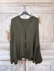 Ribbstickad kofta med knytband grön