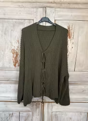 Ribbstickad kofta med knytband grön