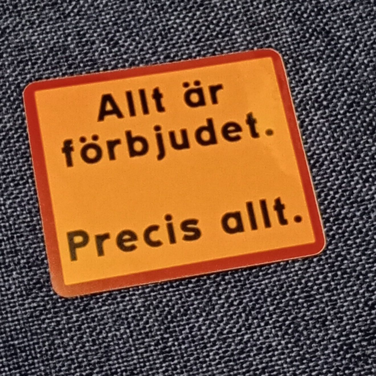 Allt är förbjudet - Klistermärke