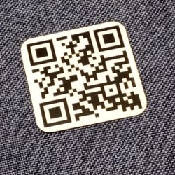 QR-kod - Sluta vara så jävla nyfiken! - Klistermärke