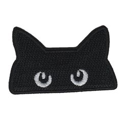 Svart katt med stirrande ögon