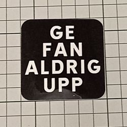 Ge fan aldrig upp - Klistermärke