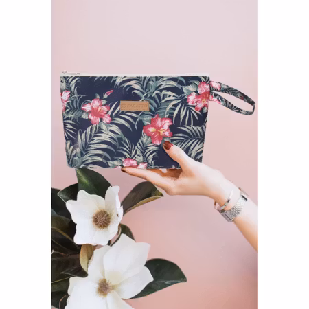 Necessär, rosa och grönt blommotiv, med blå bakgrund "Nairobi"