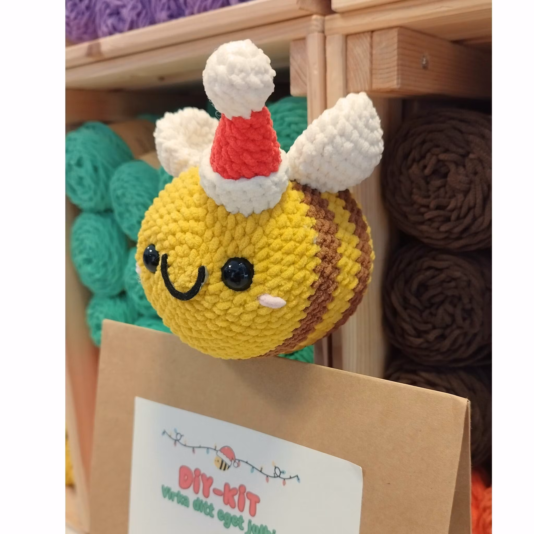 Kopia DIY kit • Virka ditt eget Jelly Bi med tomteluva 🎄🐝 • Limited Edition