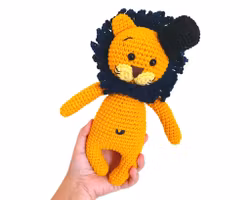 VIRKMÖNSTER LEJON Mr Nils • Safari • amigurumi virkbeskrivning • crochetbykim • PDF