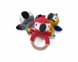 VIRKMÖNSTER Bitring Papegoja • Baby skallra • amigurumi virkbeskrivning • crochetbykim • PDF