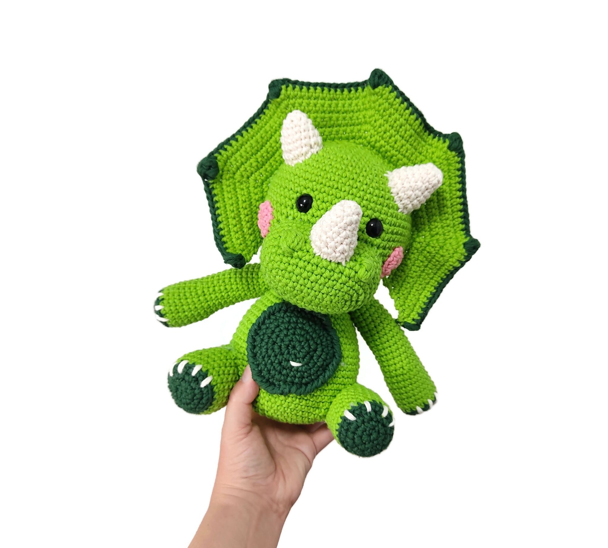 DIY kit Grön Triceratops • Dinosaurie • Virkset gosedjur • Crochetbykim