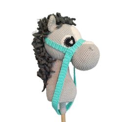 Amigurumi kit Ljusgrå käpphäst • Hazel hobby horse • Virkset gosedjur • DIY-kit • Crochetbykim