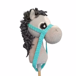Amigurumi kit Ljusgrå käpphäst • Hazel hobby horse • Virkset gosedjur • DIY-kit • Crochetbykim