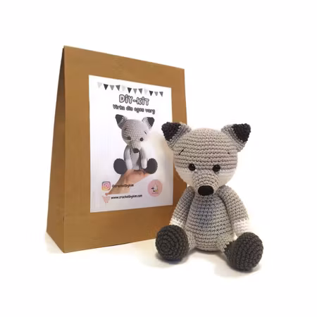 DIY kit Varg • Skogsdjur • Virkset gosedjur • Do it yourself kit • Crochetbykim
