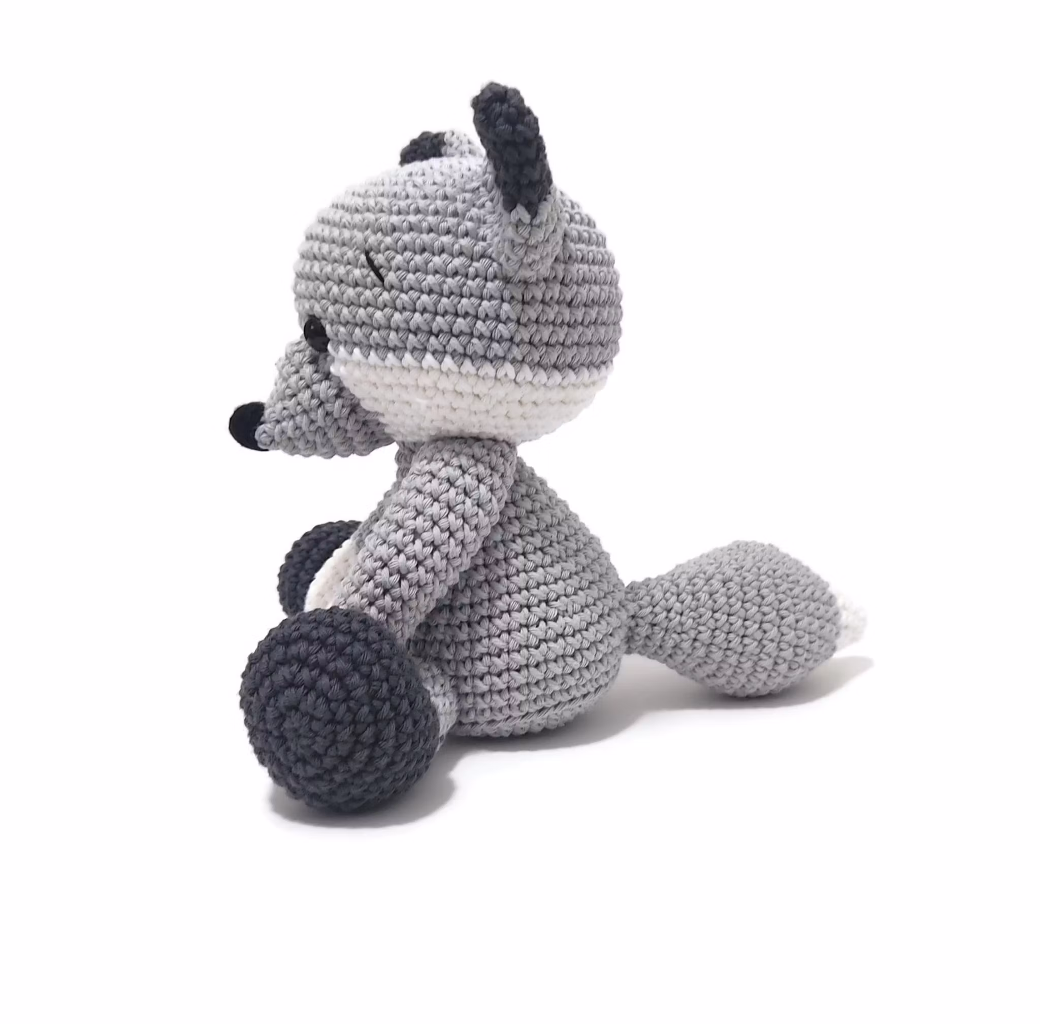 DIY kit Varg • Skogsdjur • Virkset gosedjur • Do it yourself kit • Crochetbykim