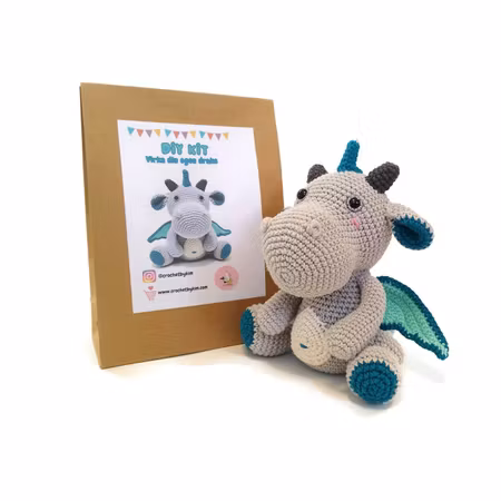 DIY kit Grå drake • Dragon Magi • Virkset gosedjur • Do it yourself kit • Crochetbykim