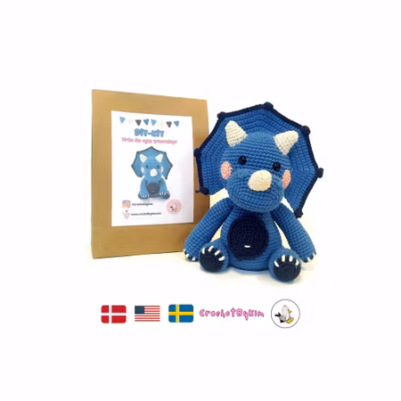 DIY kit Blå Triceratops • Dinosaurie • Virkset gosedjur • Crochetbykim