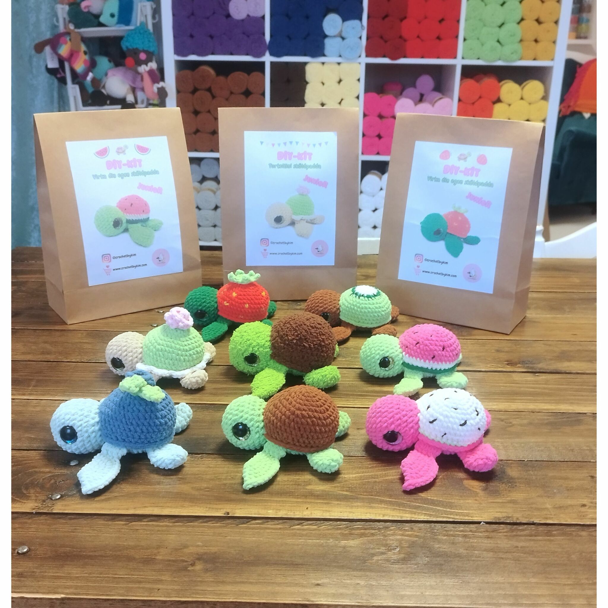 DIY kit Virka din egen sköldpadda • Turtellini Junior • Virkset • Crochetbykim