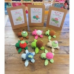 DIY kit Virka din egen sköldpadda • Turtellini Junior • Virkset • Crochetbykim