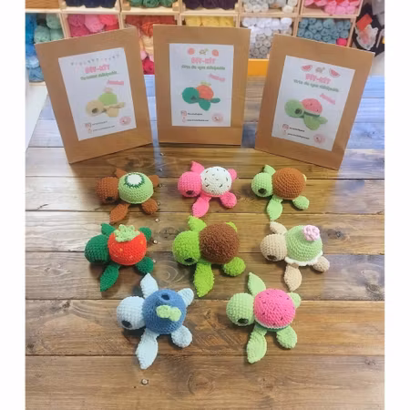 DIY kit Virka din egen sköldpadda • Turtellini Junior • Virkset • Crochetbykim