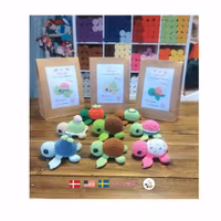 DIY kit Virka din egen sköldpadda • Turtellini Junior • Virkset • Crochetbykim