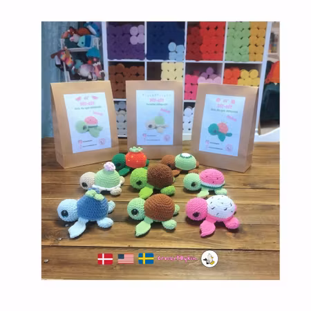 DIY kit Virka din egen sköldpadda • Turtellini Junior • Virkset • Crochetbykim