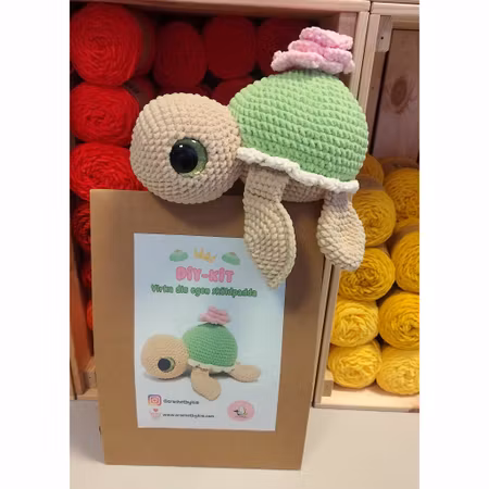 Amigurumi kit Sköldpadda Turtellini Prinsesstårta • Virkset gosedjur • DIY-kit • Crochetbykim