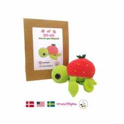 DIY kit Sköldpadda Turtellini Jordgubbe • Virkset gosedjur • DIY-kit • Crochetbykim