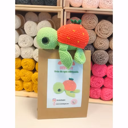 DIY kit Sköldpadda Turtellini Jordgubbe • Virkset gosedjur • DIY-kit • Crochetbykim