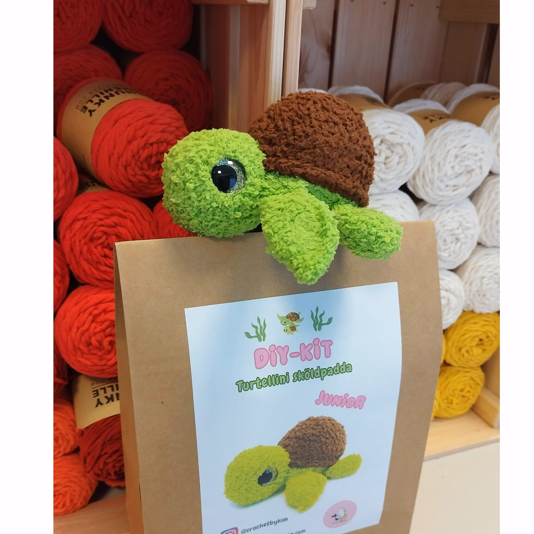 DIY kit Virka din egen Furry sköldpadda • Turtellini Junior • Virkset • Crochetbykim