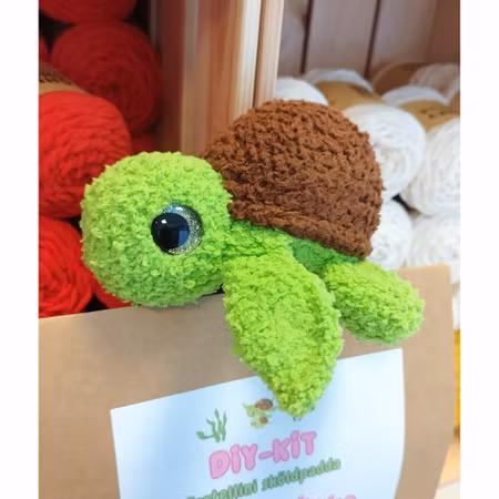 DIY kit Virka din egen Furry sköldpadda • Turtellini Junior • Virkset • Crochetbykim