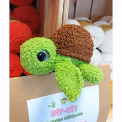 DIY kit Virka din egen Furry sköldpadda • Turtellini Junior • Virkset • Crochetbykim