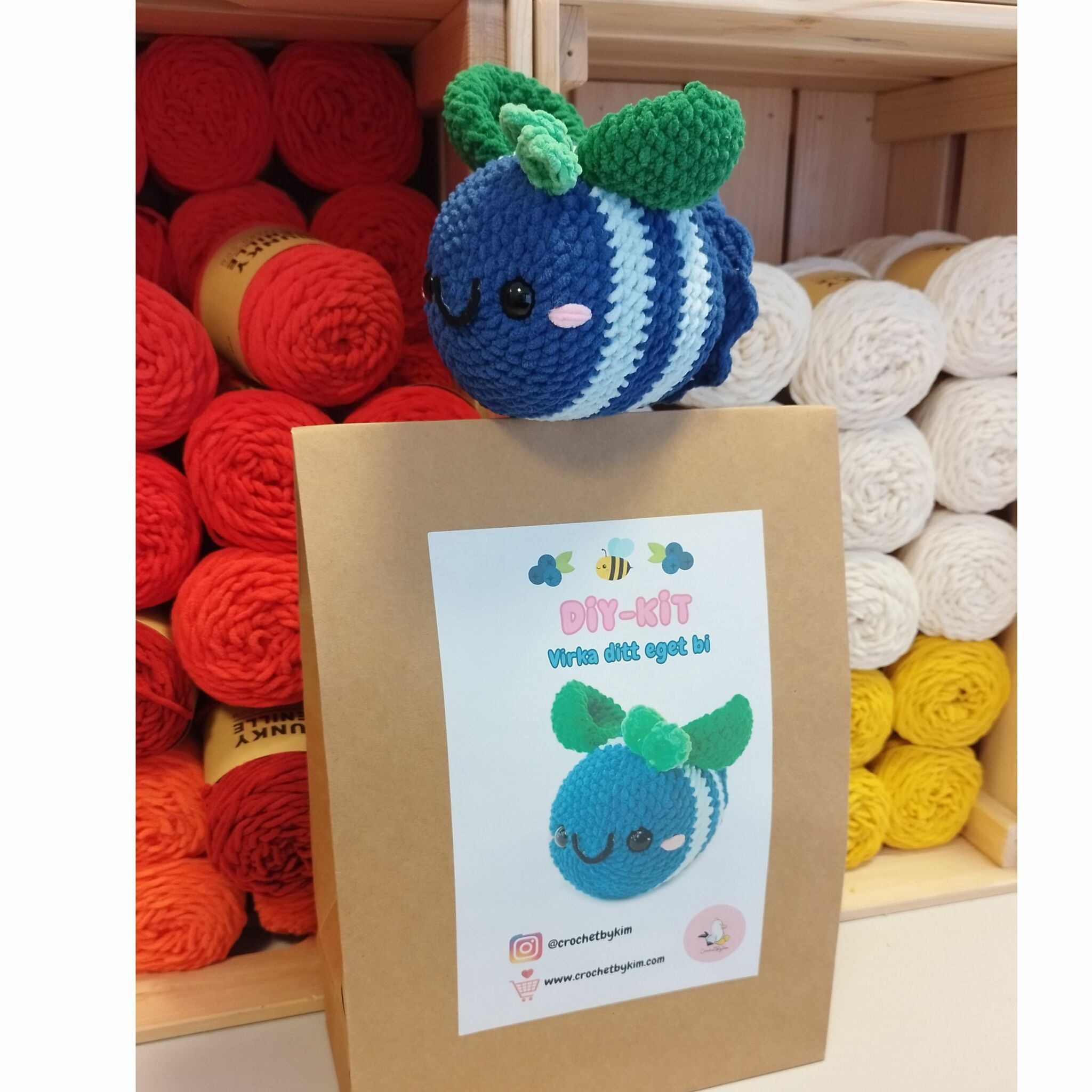 DIY Kit Jelly Bi Blåbär• Virkset gosedjur • Skapa ditt eget bi • Crochetbykim