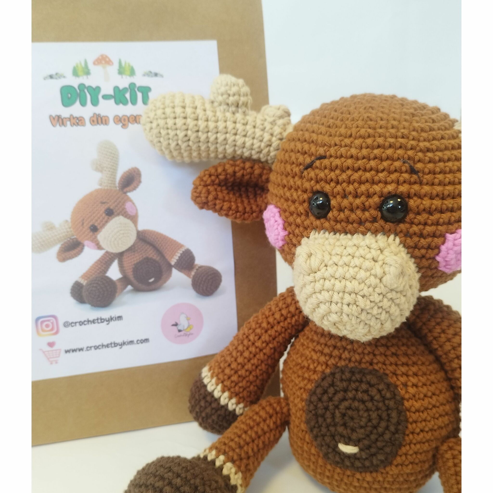 DIY kit Älg • Skogsdjur • Virkset gosedjur • DIY-kit • Crochetbykim