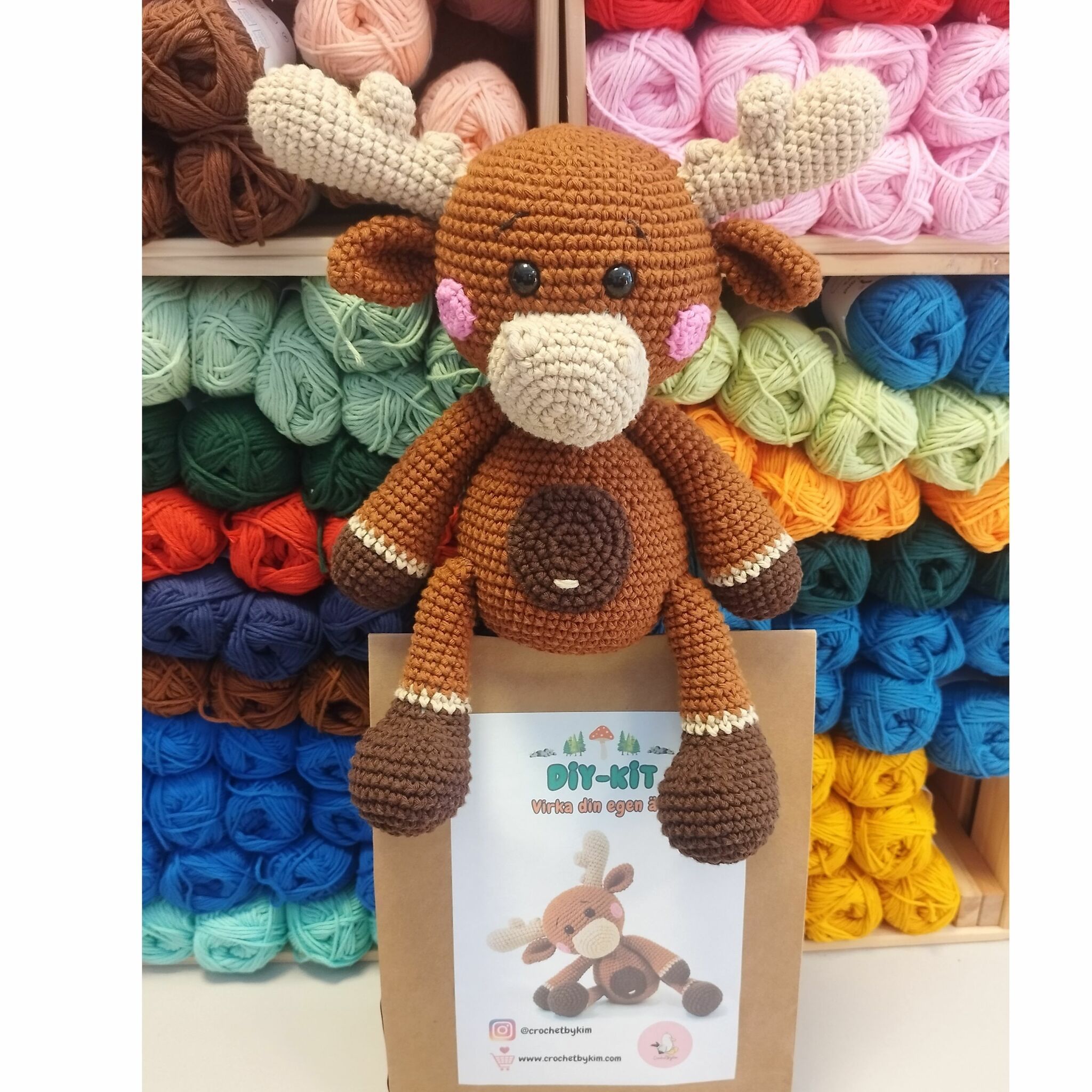 DIY kit Älg • Skogsdjur • Virkset gosedjur • DIY-kit • Crochetbykim