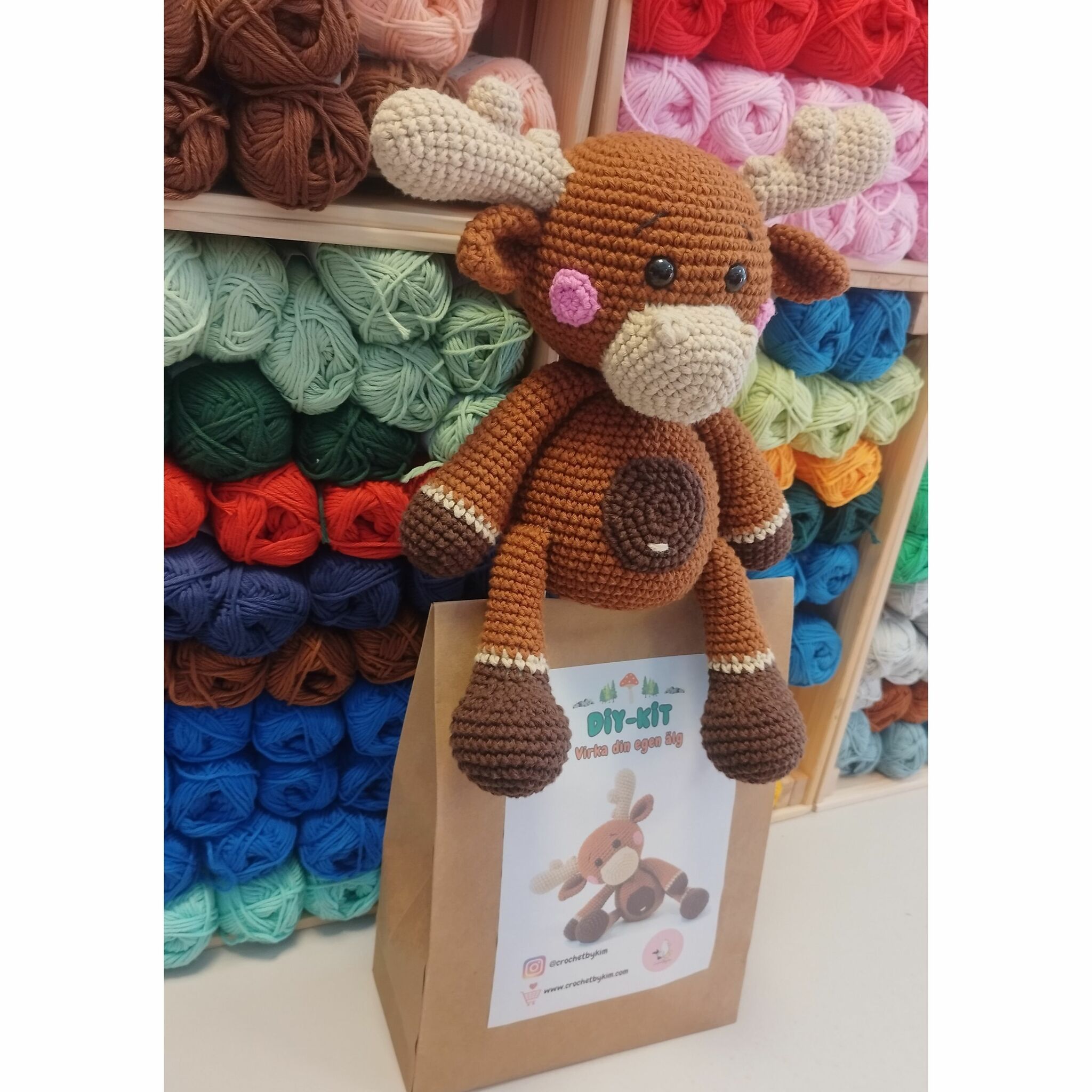 DIY kit Älg • Skogsdjur • Virkset gosedjur • DIY-kit • Crochetbykim