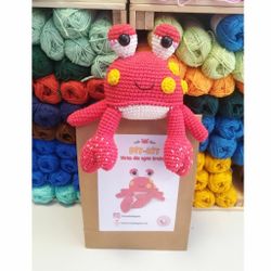 DIY Kit Röd Krabba MR Hammer • Virkset gosedjur • Skapa din egen krabba • Crochetbykim