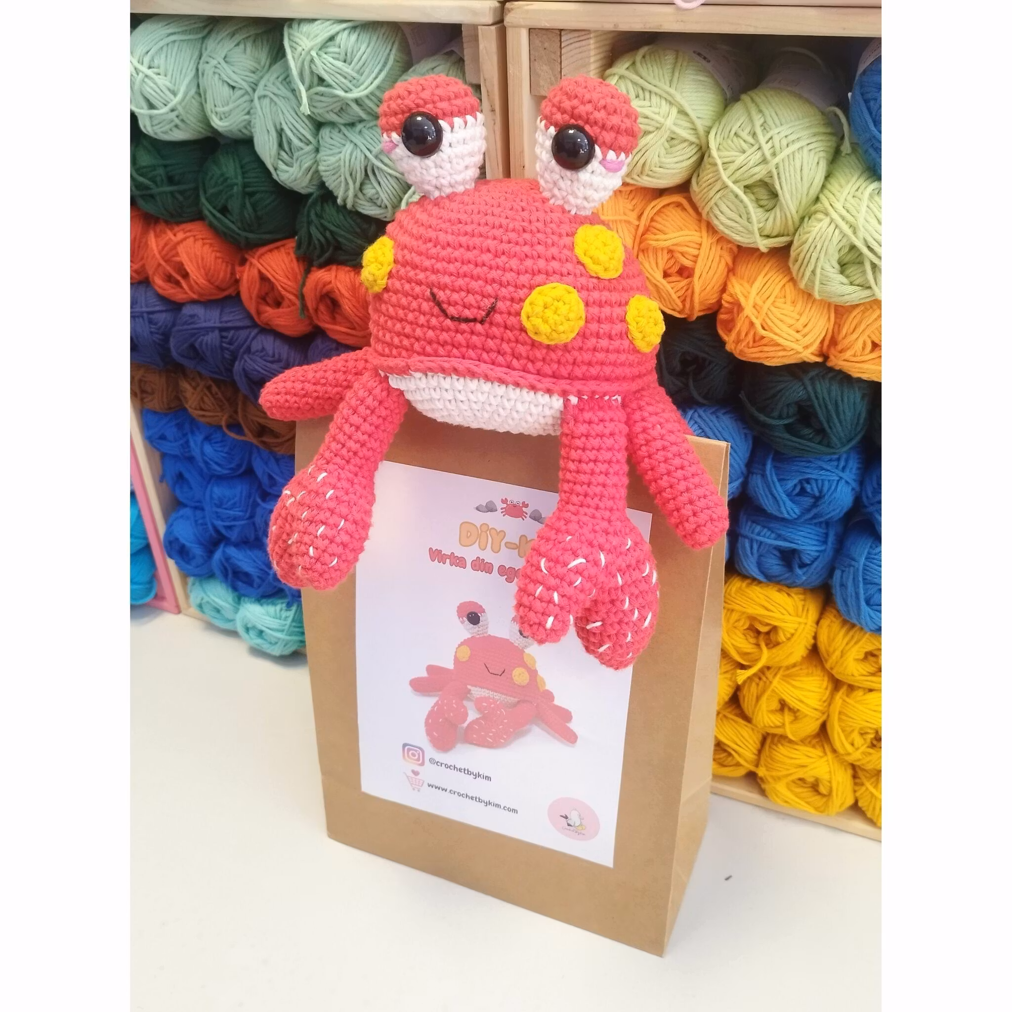 DIY Kit Röd Krabba MR Hammer • Virkset gosedjur • Skapa din egen krabba • Crochetbykim