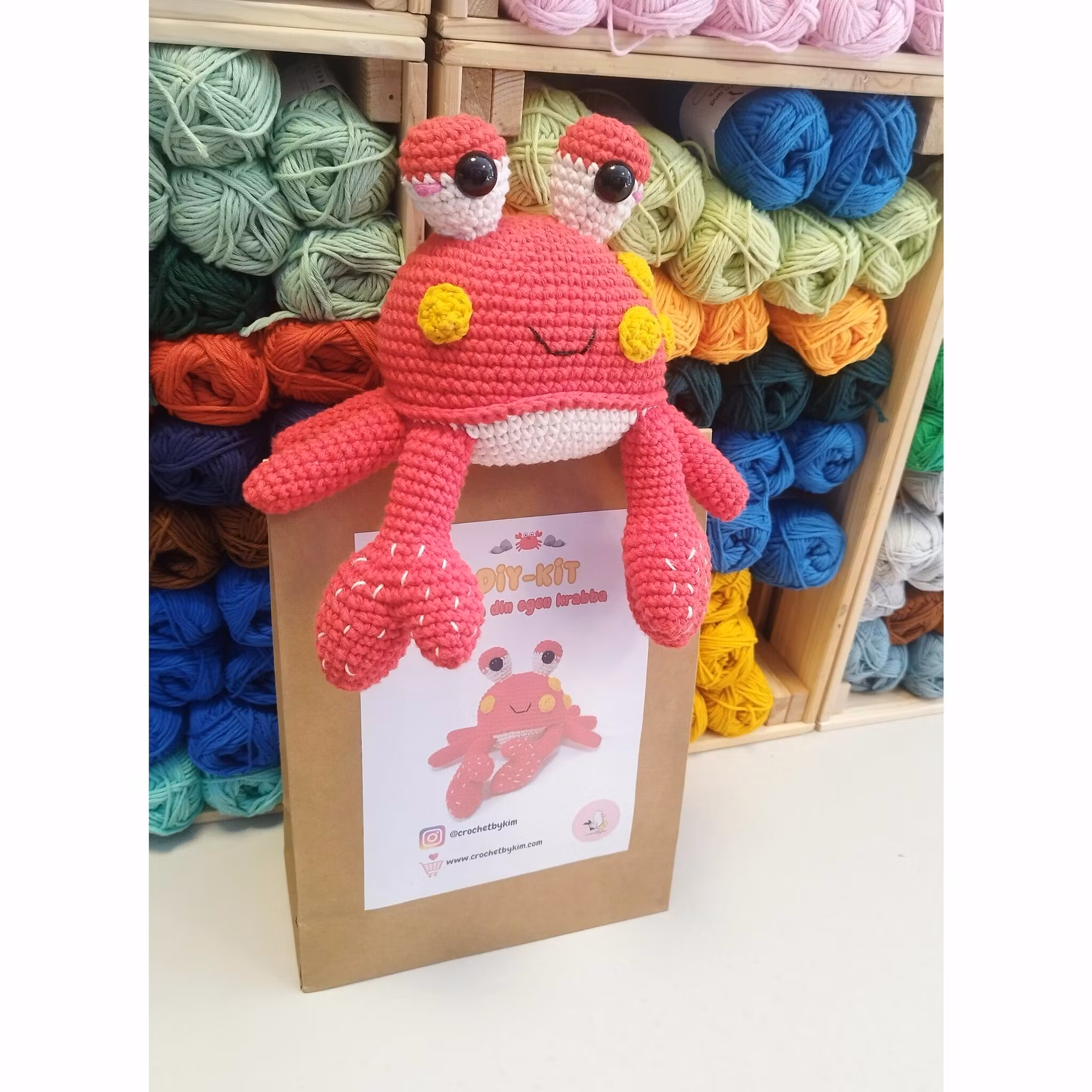 DIY Kit Röd Krabba MR Hammer • Virkset gosedjur • Skapa din egen krabba • Crochetbykim