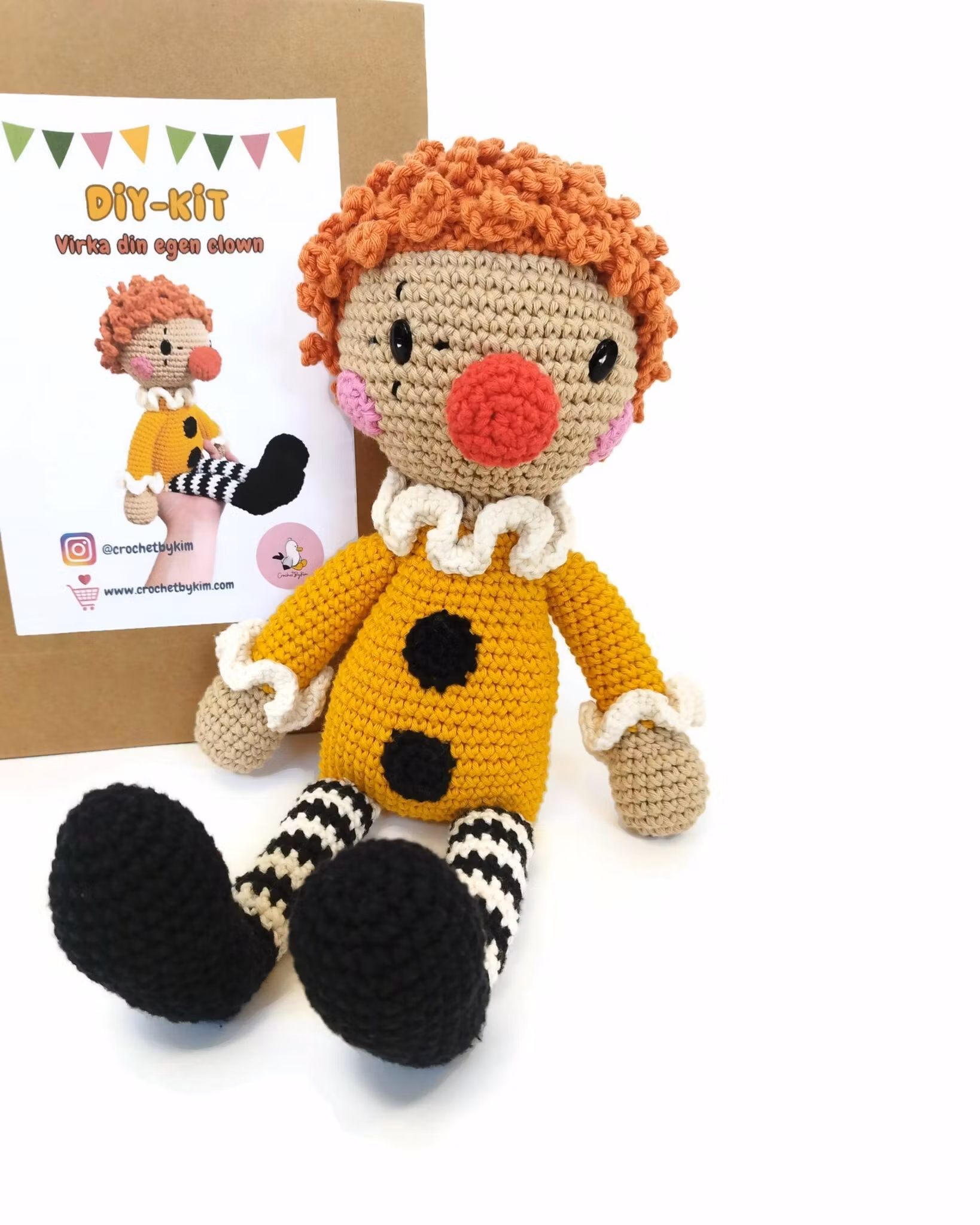 DIY kit Gul Clown • Halloween • Virkset docka • DIY-kit • Crochetbykim