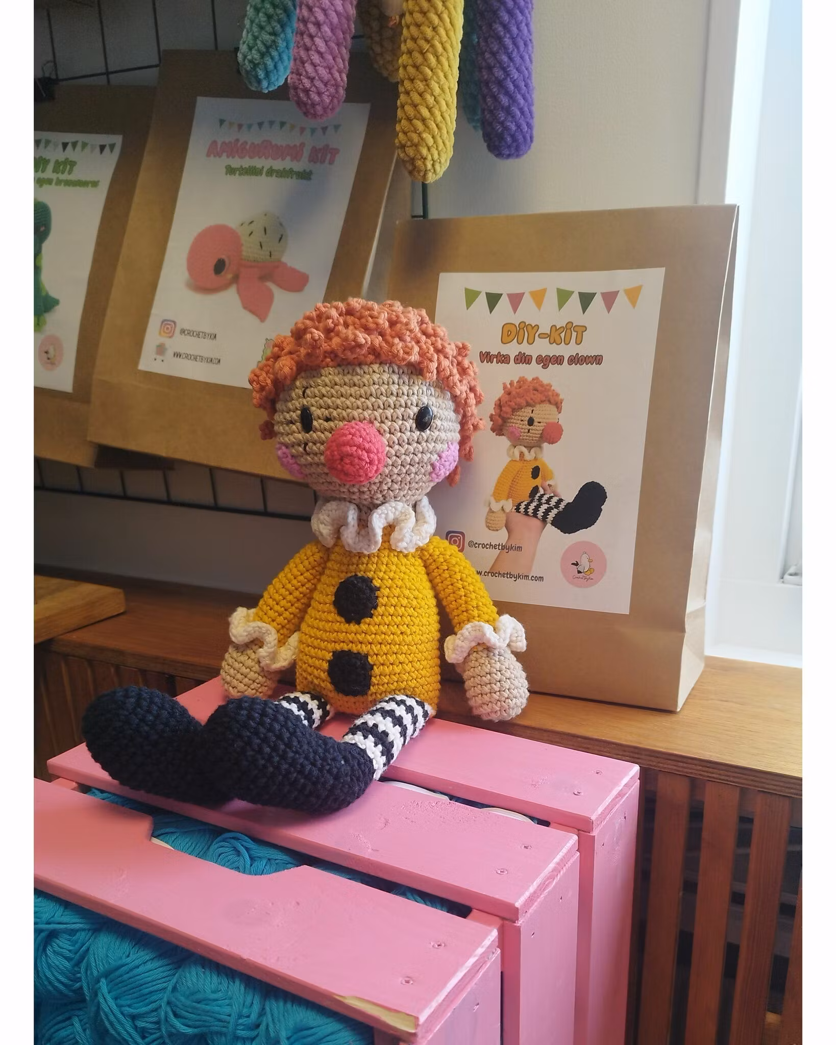 DIY kit Gul Clown • Halloween • Virkset docka • DIY-kit • Crochetbykim