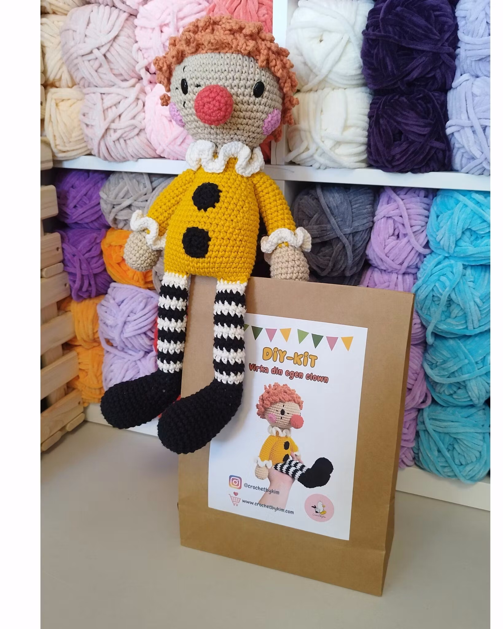 DIY kit Gul Clown • Halloween • Virkset docka • DIY-kit • Crochetbykim