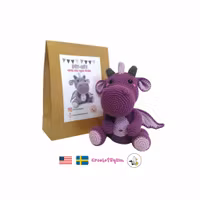 DIY kit Lila drake • Dragon Magi • Virkset gosedjur • DIY-kit • Crochetbykim