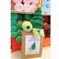 DIY KIT - Virka din egen Julsköldpadda: Julgran Turtellini Christmas Edition