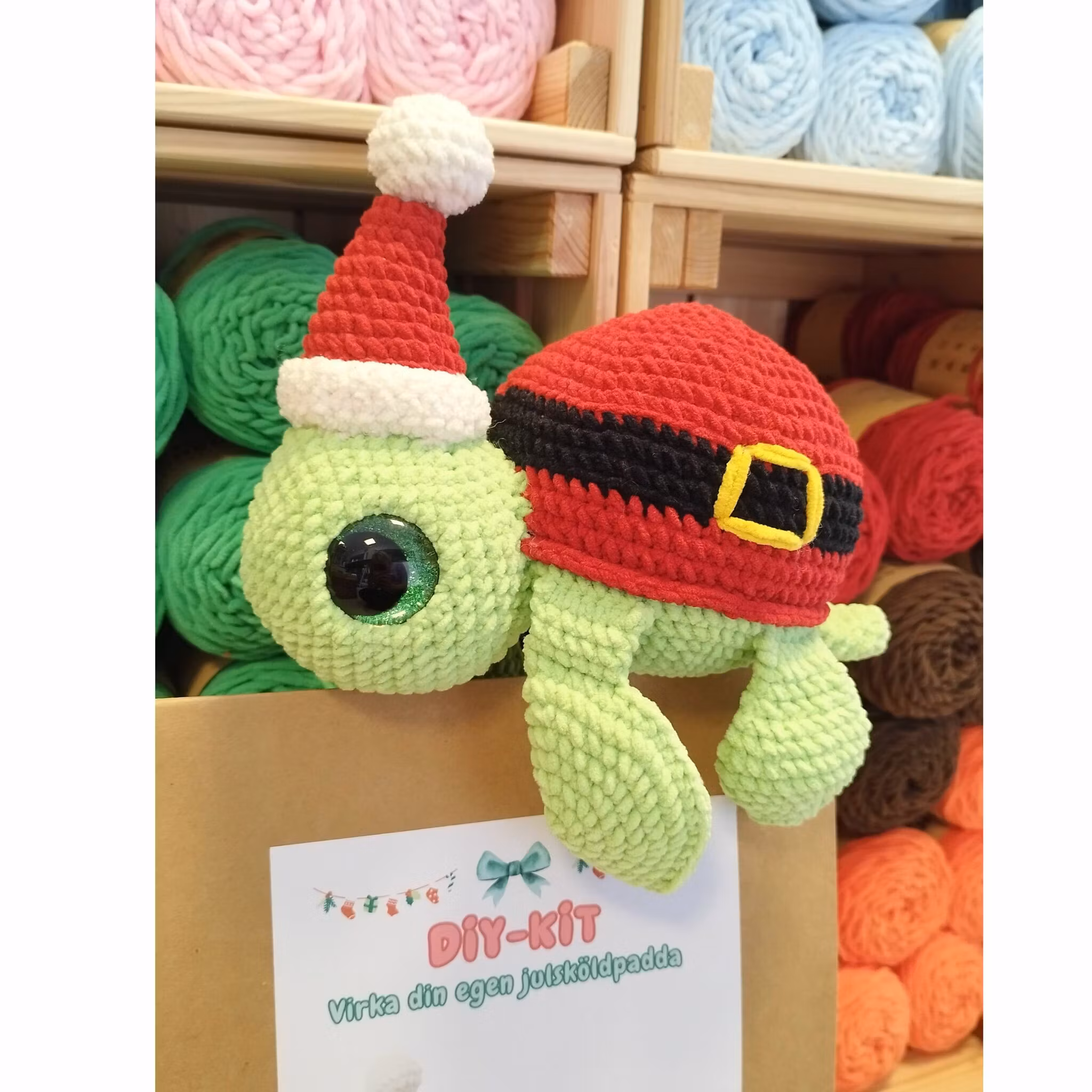 DIY KIT - Virka din egen Julsköldpadda: Jultomte Turtellini Christmas Edition