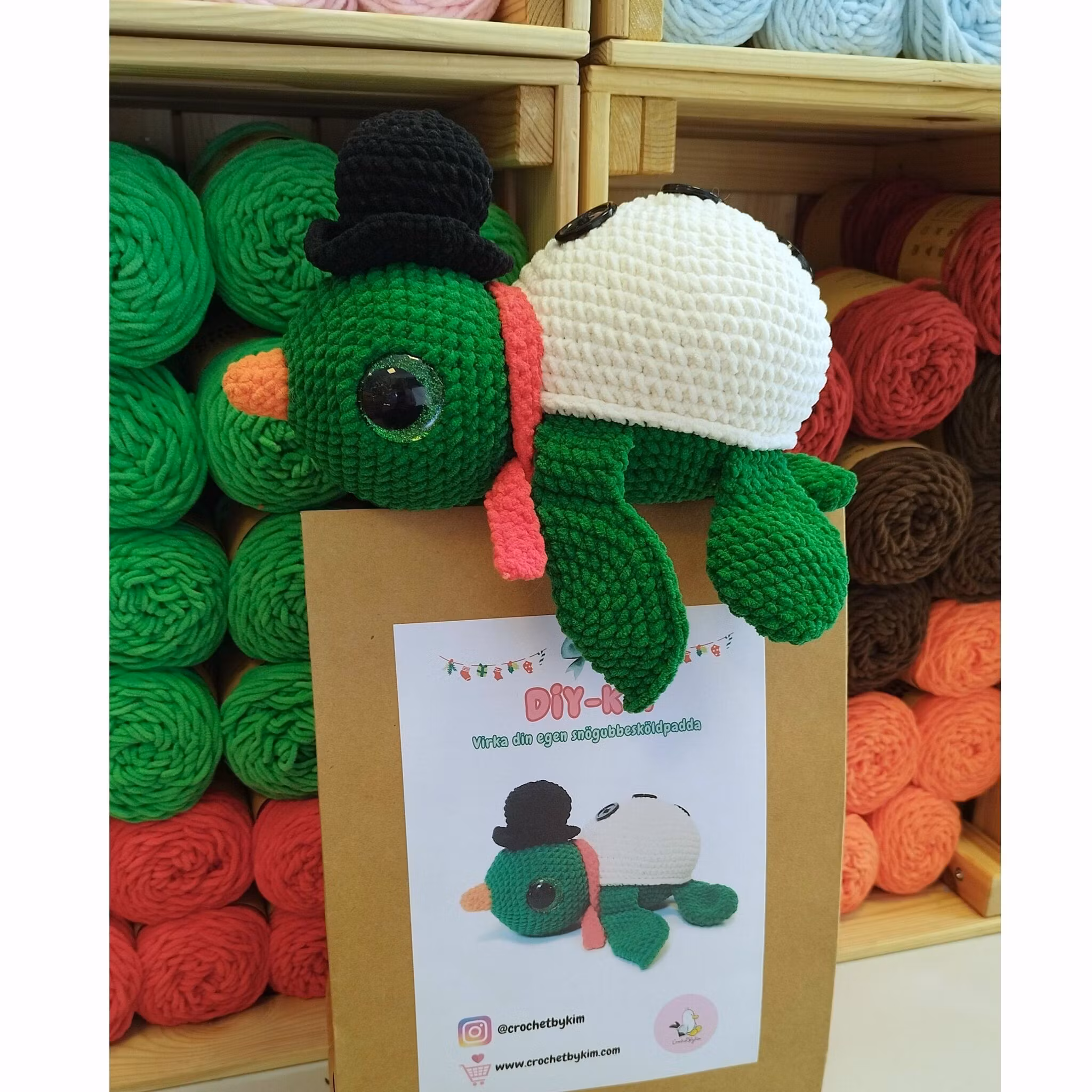 DIY KIT - Virka din egen Julsköldpadda: Snögubbe Turtellini Christmas Edition