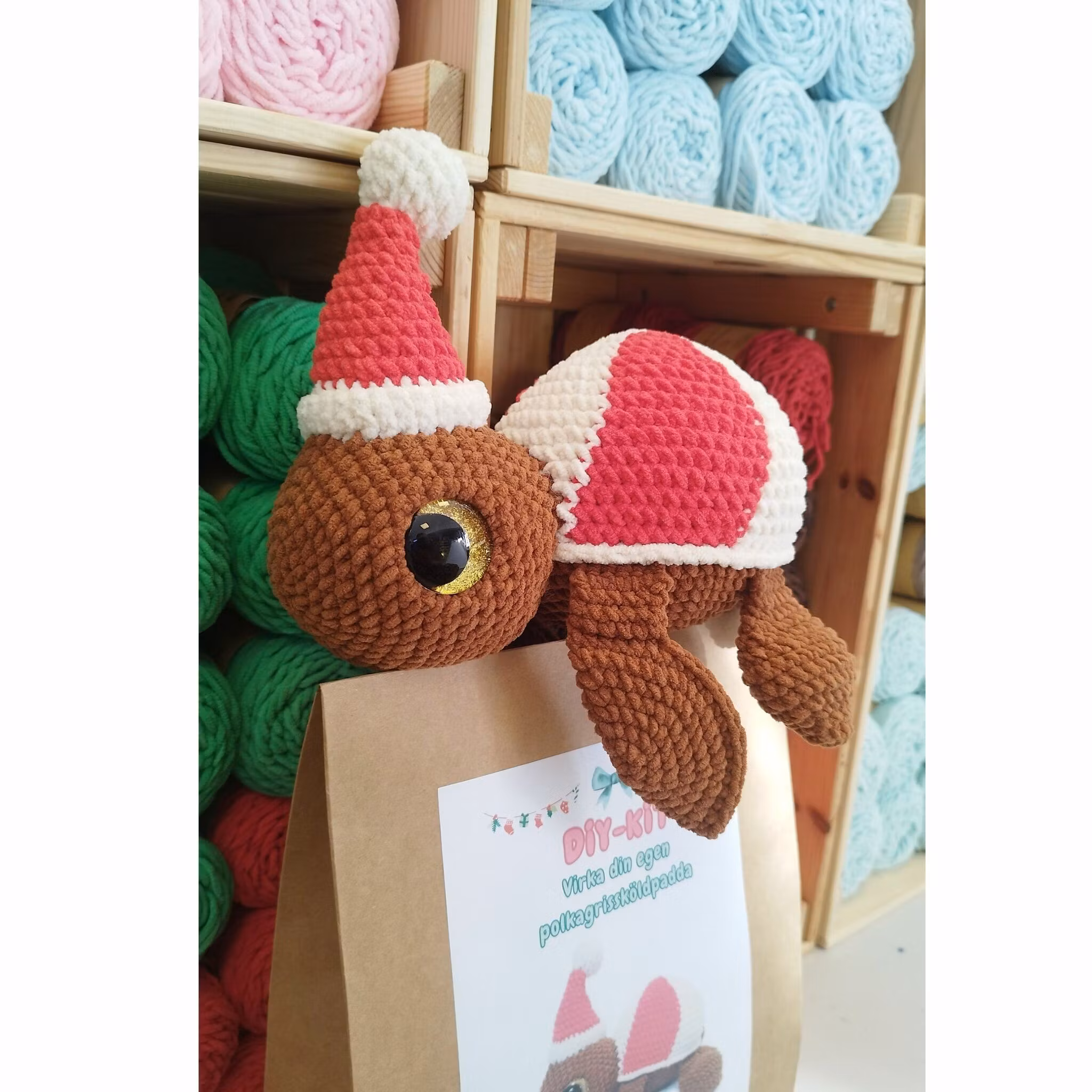 DIY KIT - Virka din egen Julsköldpadda: Polkagris Turtellini Christmas Edition