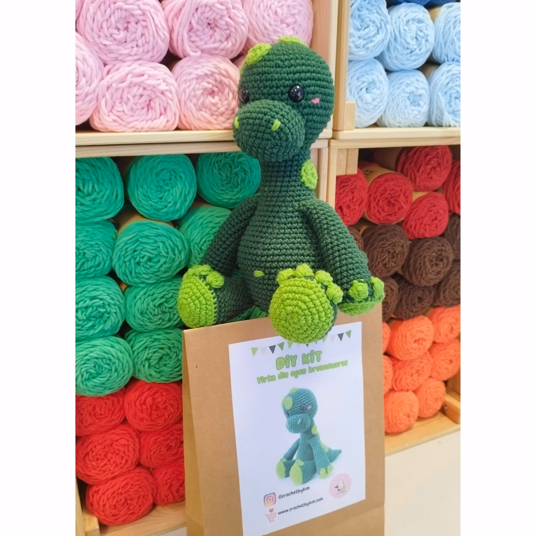 DIY kit Grön Brontosaurus Broccoli • Dinosaurie • Virkset gosedjur • DIY-kit • Crochetbykim