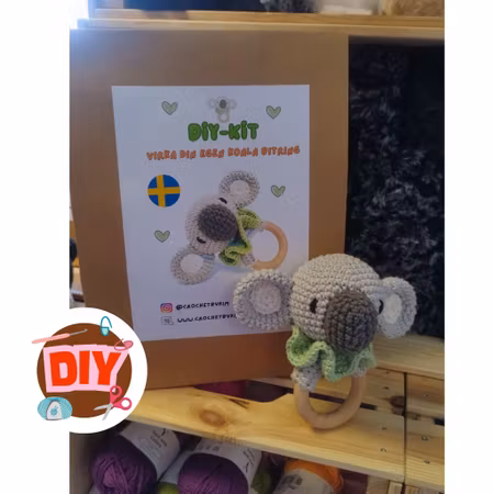 DIY kit KOALA bitring grön • Skallra • Virkset gosedjur • Do it yourself kit • Crochetbykim