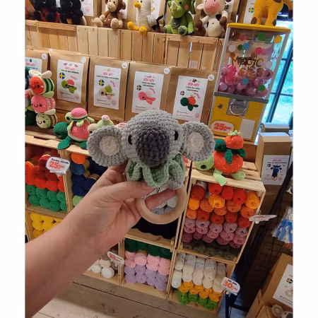DIY kit KOALA bitring grön • Skallra • Virkset gosedjur • Do it yourself kit • Crochetbykim