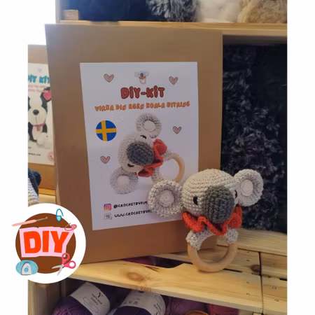 DIY kit KOALA bitring röd • Skallra • Virkset gosedjur • Do it yourself kit • Crochetbykim