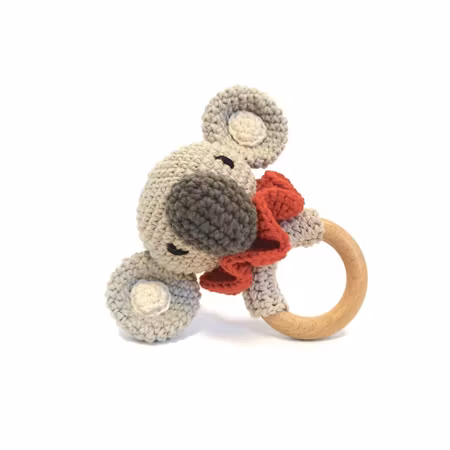 DIY kit KOALA bitring röd • Skallra • Virkset gosedjur • Do it yourself kit • Crochetbykim