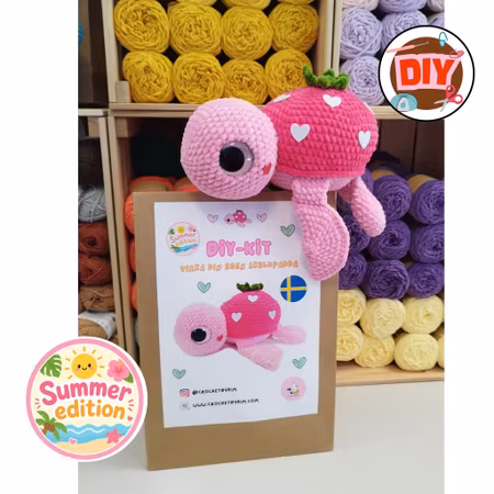 DIY kit Sköldpadda Turtellini Strawberry XL • Summer edition • Virkset gosedjur • DIY-kit • Crochetbykim