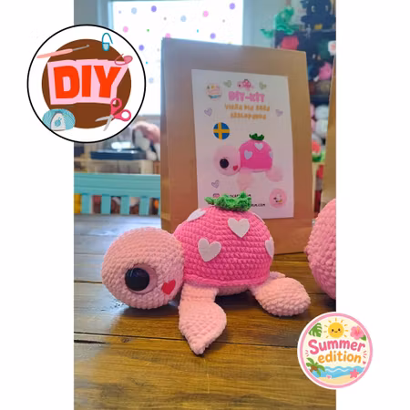 DIY kit Sköldpadda Turtellini Strawberry • Summer edition • Virkset gosedjur • DIY-kit • Crochetbykim